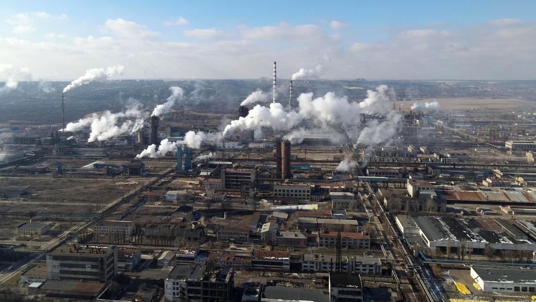 Ucrania lanza ataques contra la fábrica química Azot en Donbass e impide la evacuación de civiles
