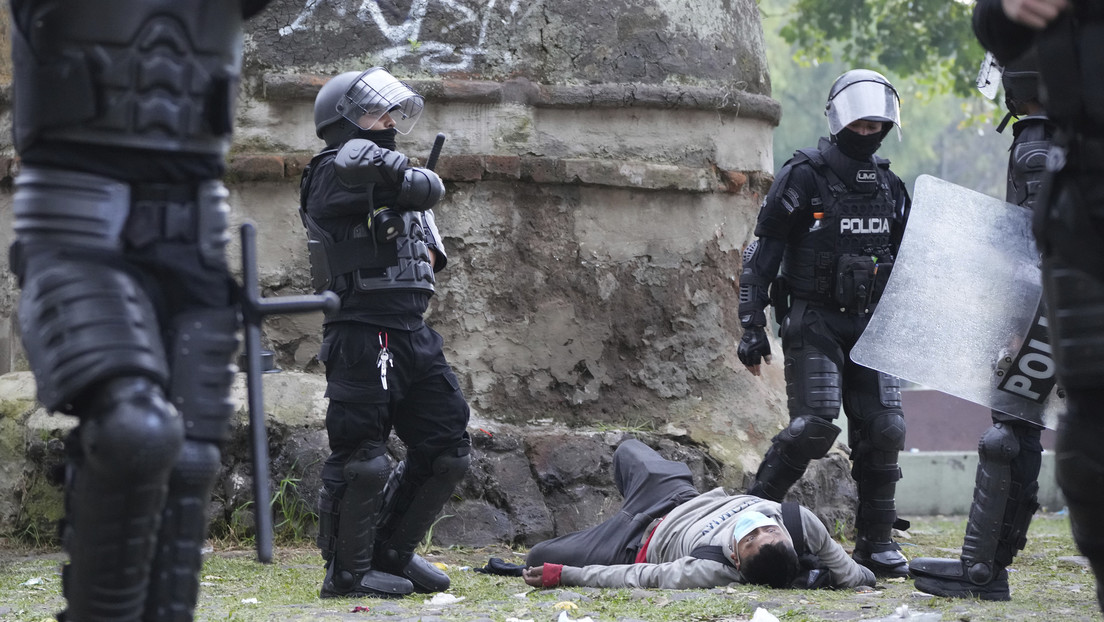 "Lasso dictador": proyectan un mensaje en el cielo de la capital de Ecuador como protesta por la "brutal represión" contra los manifestantes (VIDEO)