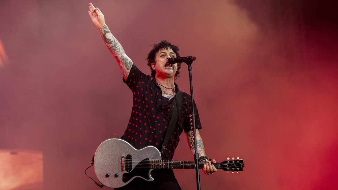 "¡Que se joda Estados Unidos!": El líder de Green Day anuncia en pleno concierto que renunciará a su ciudadanía