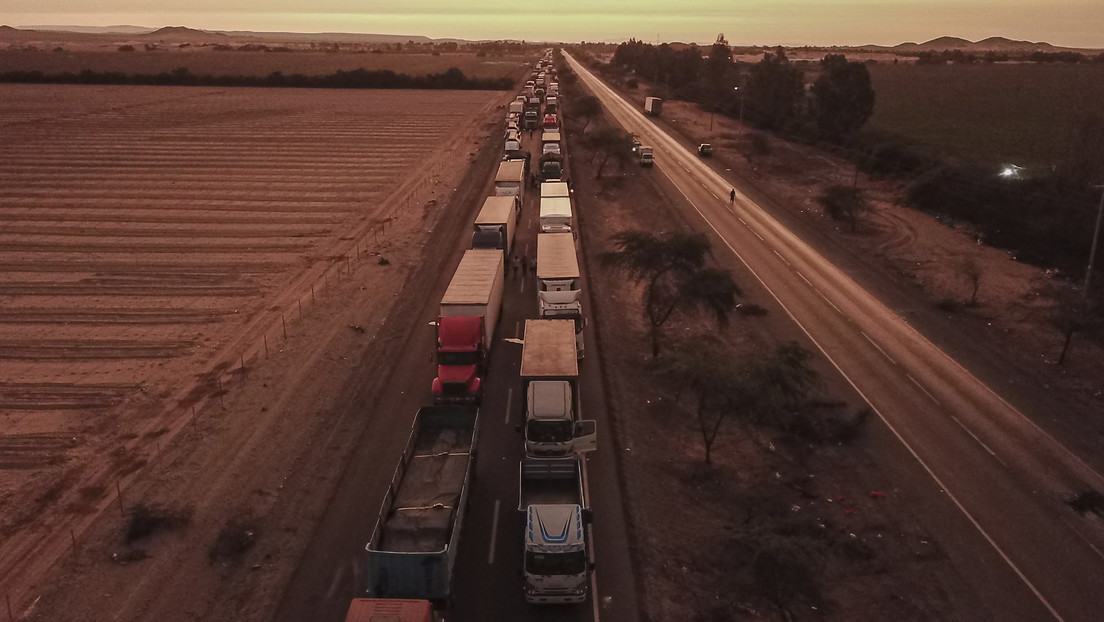 Arranca un paro indefinido de los transportistas de carga en Perú y el Gobierno decreta el estado de emergencia en la red vial