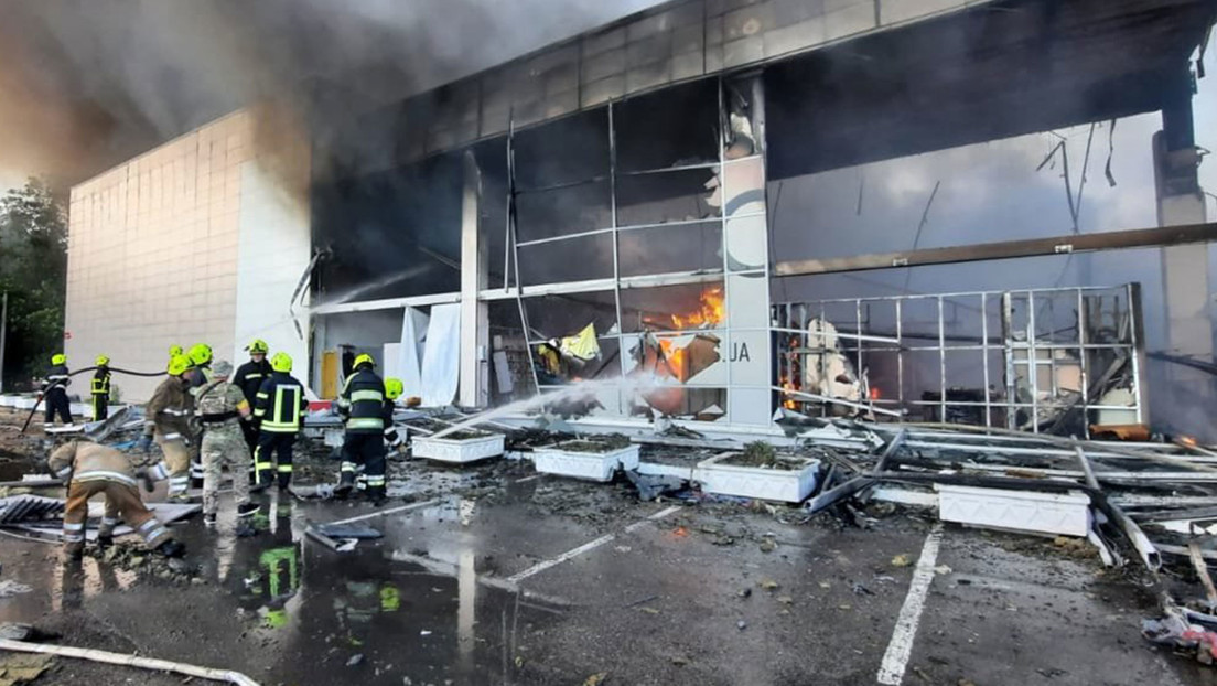 Rusia afirma que el ataque contra un depósito de armas occidentales en Kremenchuk provocó el incendio en el centro comercial