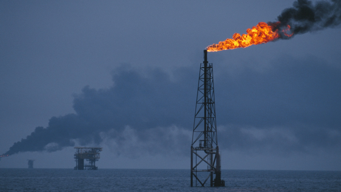 Macron le dice a Biden que Arabia Saudita y los Emiratos Árabes Unidos apenas pueden aumentar el volumen de extracción de petróleo