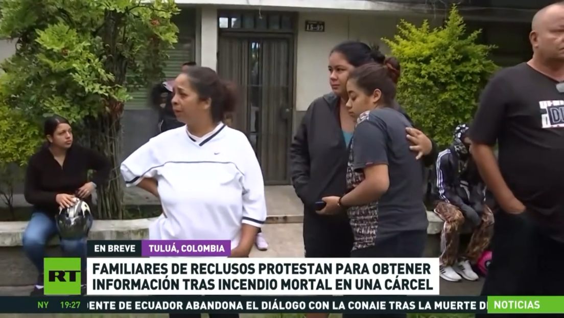 Familiares de reclusos protestan para obtener información tras un incendio mortal en una cárcel colombiana