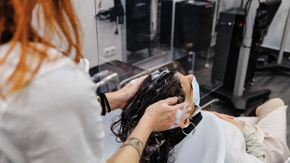 Ciudad italiana prohíbe a los peluqueros lavar el cabello dos veces, en medio de una severa sequía que azota a la región