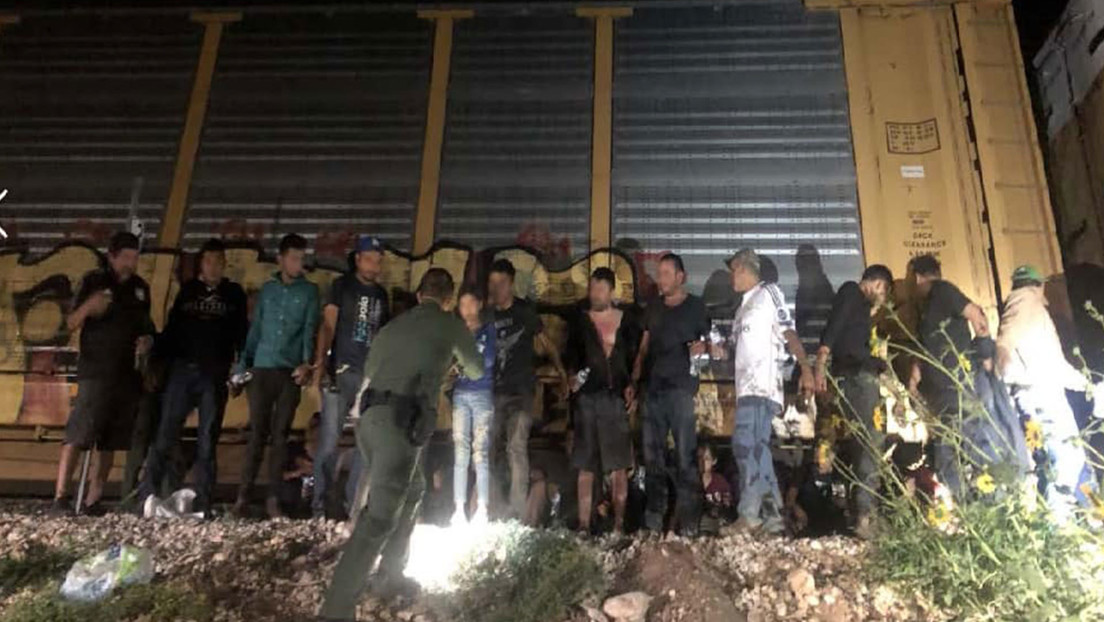 Rescatan a 43 migrantes encerrados en un vagón de tren en Texas