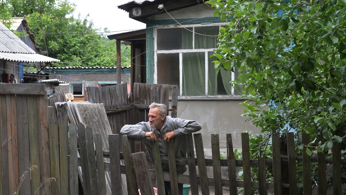 "Han oprimido y maltratado a su pueblo": Residentes explican las penurias que vivieron bajo el fuego de las tropas ucranianas