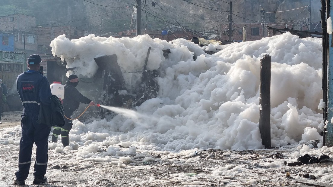 Una enorme capa de espuma tóxica provocada por el desbordamiento de aguas negras deja a decenas de vecinos atrapados en un barrio de Bogotá