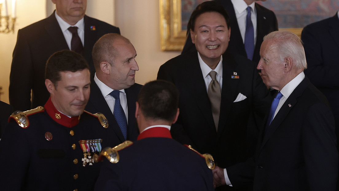 Biden estrecha la mano del presidente surcoreano sin mirarle la cara en la cumbre de la OTAN y provoca una polémica en la red (VIDEO)