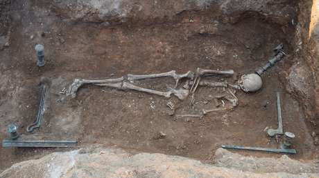 Encuentran en Grecia los restos de una mujer adinerada sobre una cama de bronce de 2.100 años de antigüedad, decorada con rostros de sirenas