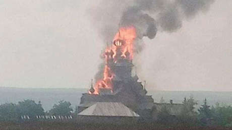 Nacionalistas ucranianos incendiaron la iglesia de madera del monasterio Lavra de Sviatogorsk durante su retirada, denuncia Rusia
