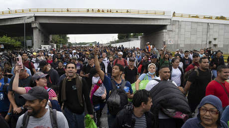 La mayor caravana de migrantes vista hasta ahora sale desde el sur de México con destino a la frontera con EE.UU.