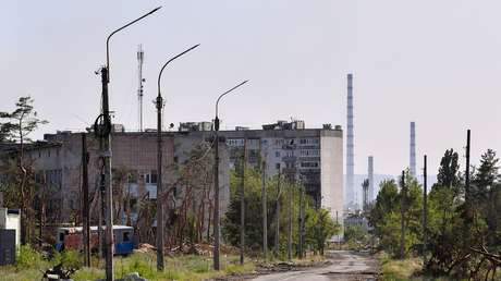 Civiles empiezan a salir de la planta química Azot en la ciudad de Severodonetsk