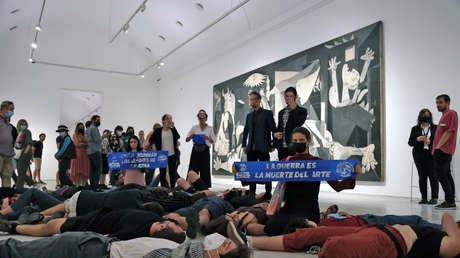 Activistas se tumban frente al 'Guernica' de Picasso en el Museo Reina Sofía en protesta por la cumbre de la OTAN en Madrid