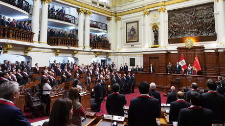 "Lamentablemente tuve que trabajar": Un congresista peruano activa por error su cámara y se muestra en la playa durante una sesión del Parlamento