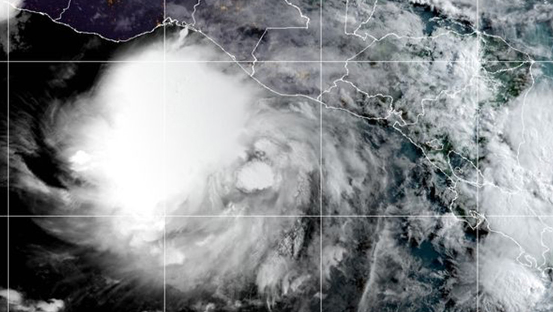 La tormenta tropical Bonnie se convierte en huracán frente a las costas de México en el Pacífico