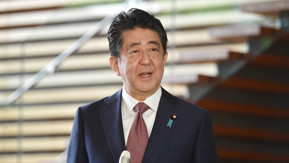 El ex primer ministro nipón Shinzo Abe se desploma durante un discurso mientras suenan disparos