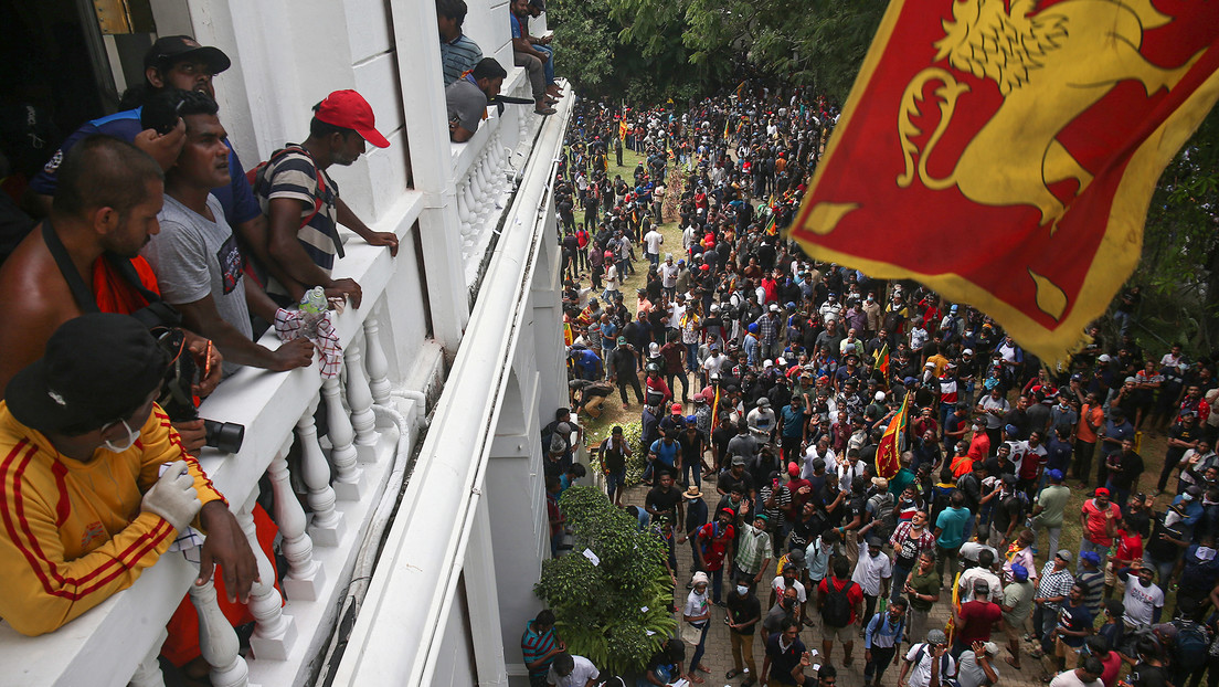 Manifestantes en Sri Lanka irrumpen en la residencia presidencial (VIDEOS)