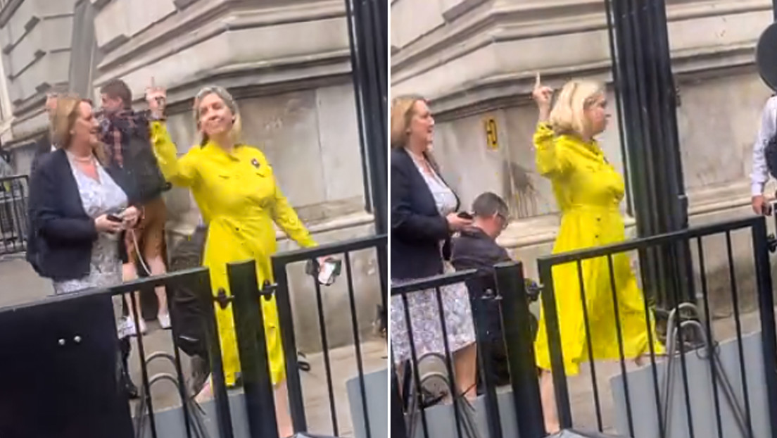 La parlamentaria que mostró su dedo del medio a los manifestantes tras la dimisión de Boris Johnson es designada como nueva ministra de Educación