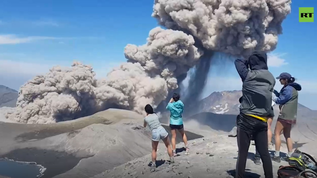VIDEO: El volcán Ebeko expulsa una columna de ceniza en las islas Kuriles