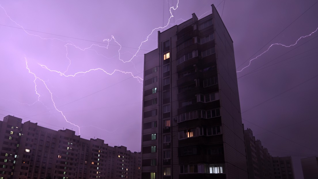 FOTOS, VIDEOS: Un muerto y al menos 10 heridos tras una tormenta eléctrica con fuertes lluvias en Moscú