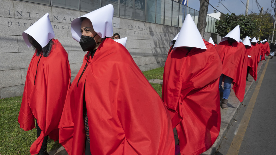 Manifestantes protestan ante Bachelet por la violencia contra las mujeres en Perú vistiendo trajes de 'El cuento de la criada' (FOTOS)