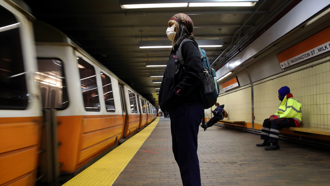 VIDEO: Tren en Boston genera pánico al incendiarse mientras circulaba por un puente