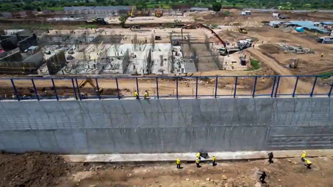 La gigantesca cárcel para 40.000 reos que construye Bukele en El Salvador (y que promete entregar en dos meses)