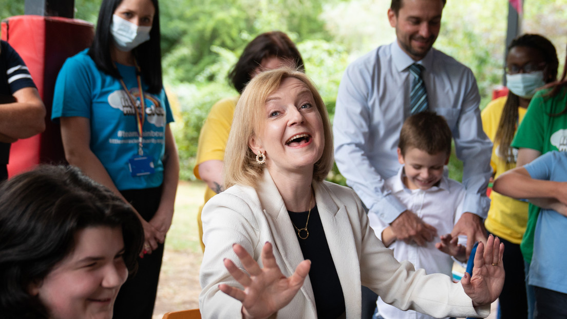 "¿Dónde está Boris Johnson? ¡Lo odiamos!": el "incómodo" encuentro de Liz Truss con unos niños británicos (VIDEO)