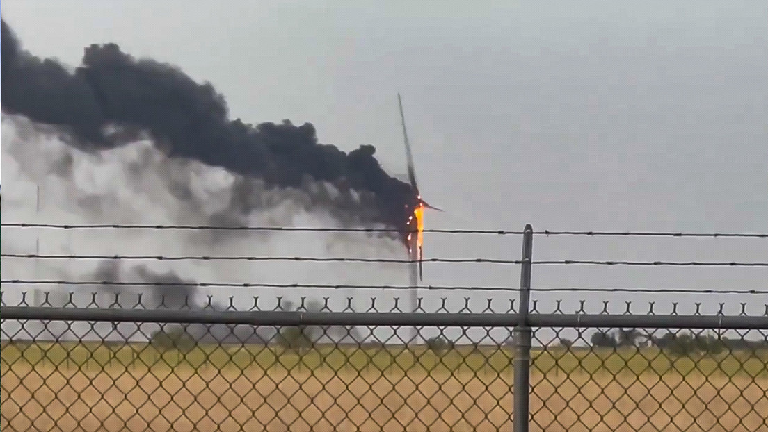 Un rayo provoca un incendio en un aerogenerador en Texas pero la hélice sigue girando y crea anillos de humo Un rayo provoca un incendio en un aerogenerador en Texas pero la hélice sigue girando y crea anillos de humo
