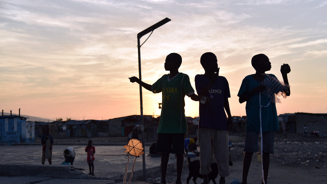 Desplazados por la guerra entre pandillas: el drama de 700 niños haitianos que huyeron de Cité Soleil y ahora se refugian en escuelas