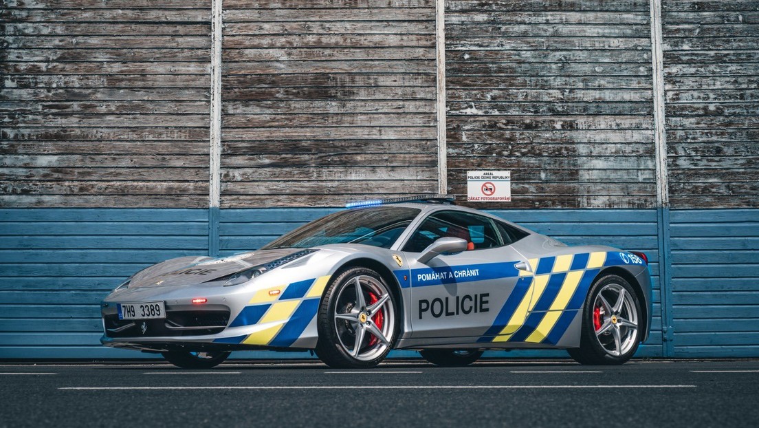 La Policía checa incauta un Ferrari capaz de alcanzar los 326 km/h y lo convierte en un 'arma' contra "los conductores más agresivos"