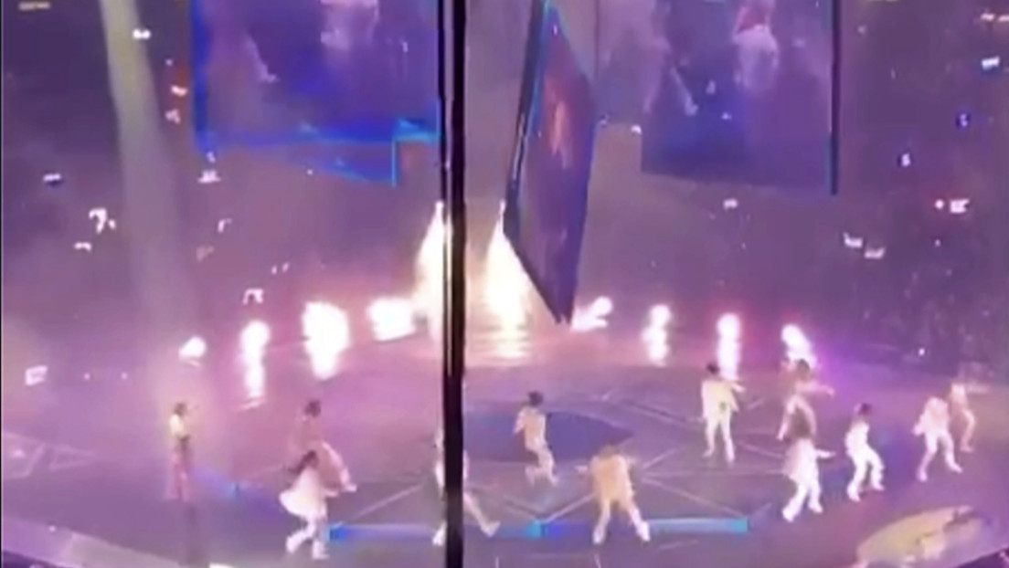 VIDEO: Una pantalla de video gigante cae sobre unos bailarines durante un concierto de la agrupación Mirror en Hong Kong