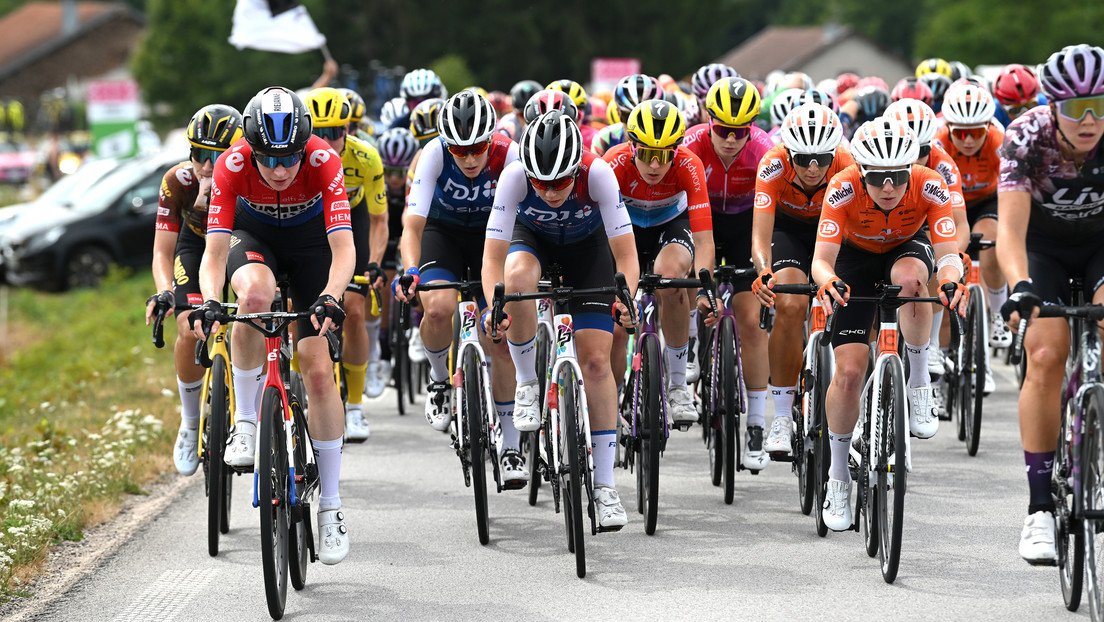 VIDEO: Impresionante caída de una treintena de ciclistas en el Tour de Francia femenino