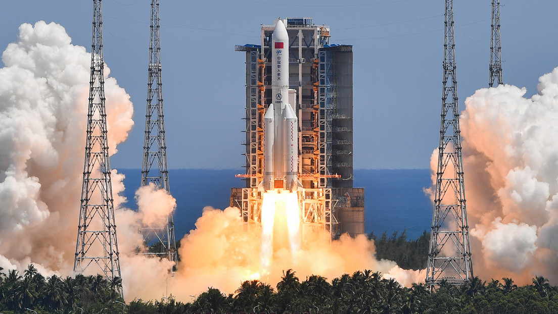 Los restos del cohete chino Long March 5B caen sobre el océano Índico