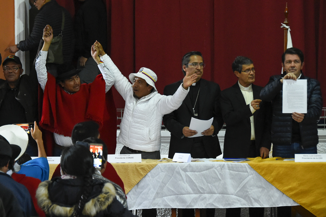 Representantes indígenas, de la Iglesia y del Gobierno tras firmar un acuerdo.