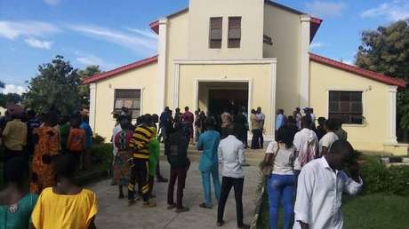 Policía nigeriana rescata a 77 personas que fueron retenidas durante meses en una iglesia en espera de la "segunda venida" de Jesucristo