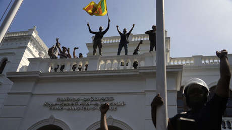 Manifestantes toman las oficinas del primer ministro de Sri Lanka exigiendo su dimisión (VIDEOS)