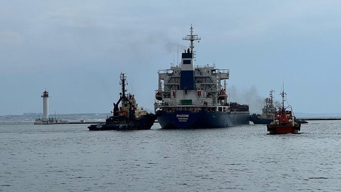 El primer barco con carga de grano sale del puerto ucraniano de Odesa