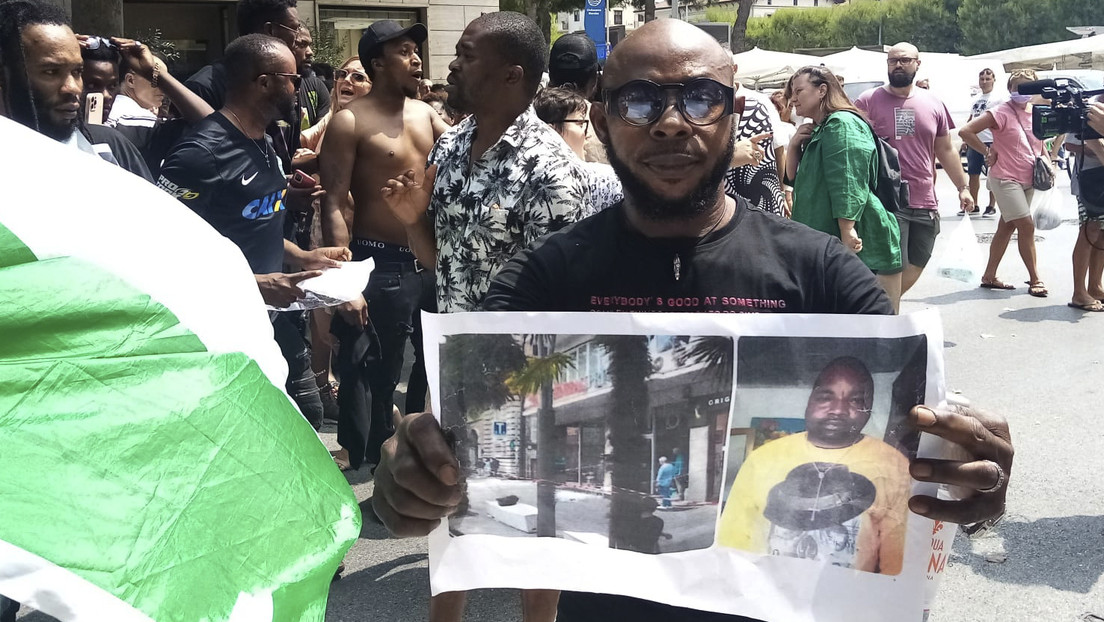 Indignación en Italia por el asesinato de un vendedor ambulante nigeriano a plena luz del día y sin que nadie intervenga en su ayuda (VIDEO)