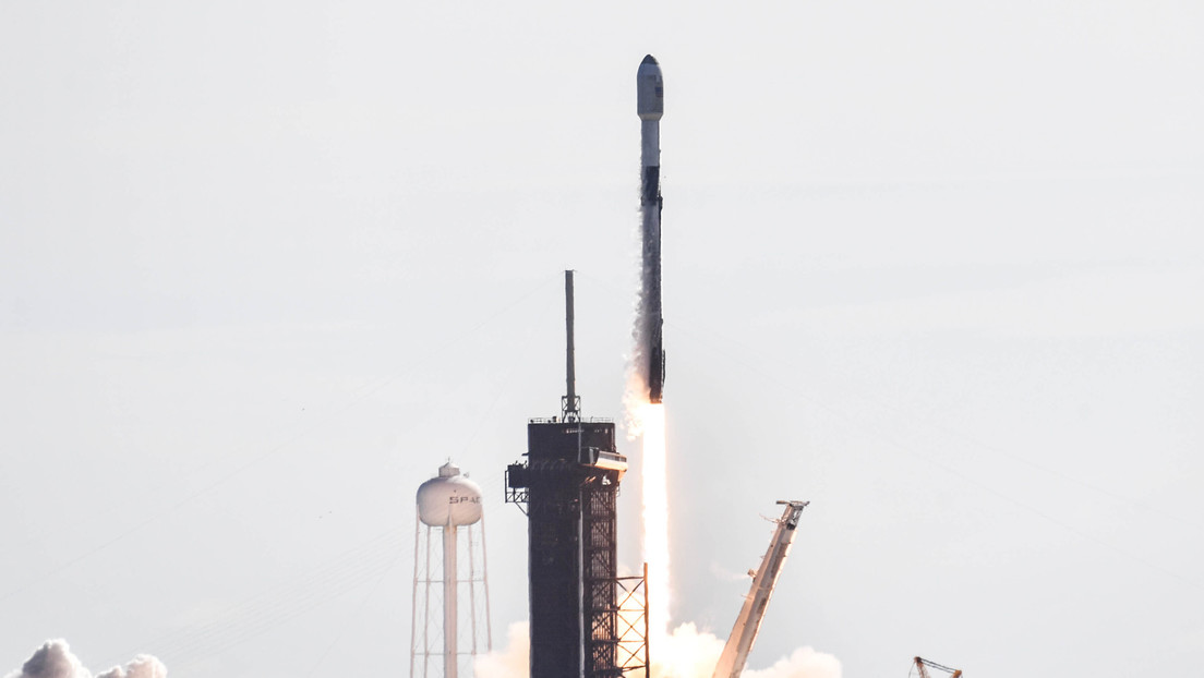 "Como un obelisco alienígena": Hallan posibles desechos espaciales de una misión de SpaceX en una zona montañosa de Australia