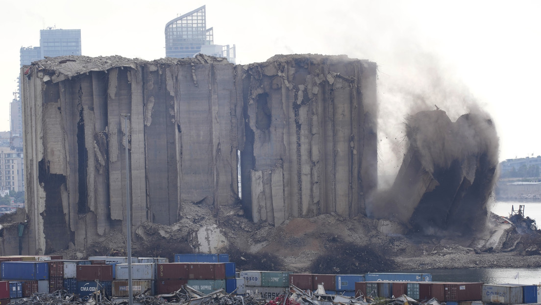VIDEOS: Se derrumban varias secciones de los silos de granos que resultaron dañados por la explosión catastrófica en Beirut