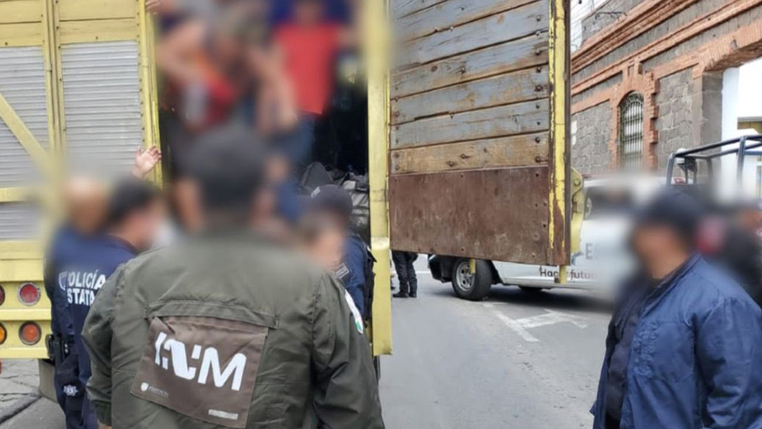 Rescatan a 116 migrantes que viajaban hacinados en un camión en el estado mexicano de Puebla