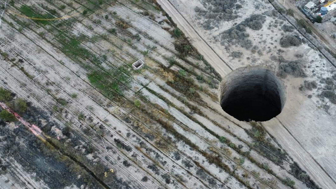 Una minera chilena interrumpe sus operaciones tras la aparición de un gigantesco socavón de 32 metros de diámetro