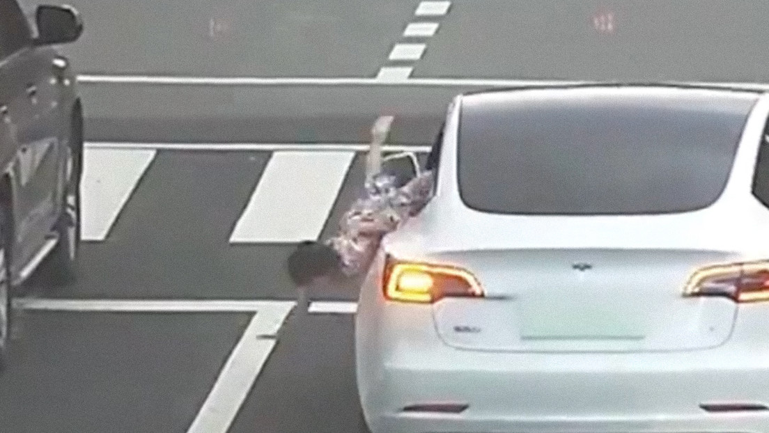 Una niña cae por la ventanilla de un auto y se queda en medio de una carretera en China (VIDEO)