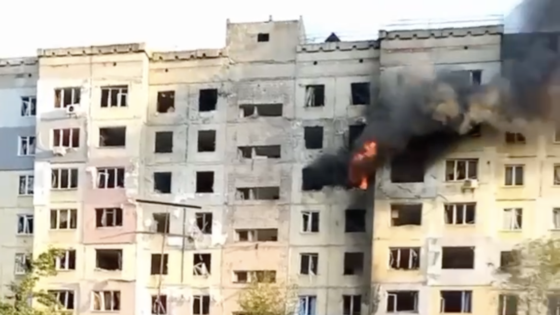 Un muerto y 13 heridos en un ataque ucraniano contra un edificio residencial en la república de Lugansk (VIDEO)