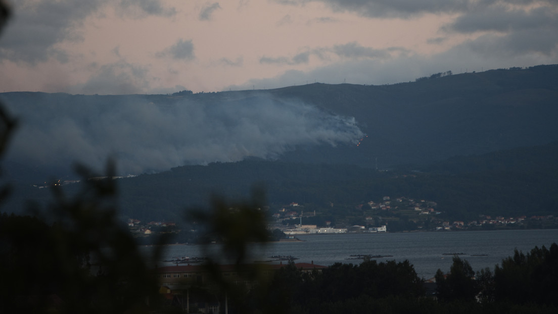 Un incendio forestal en el norte de España obliga a desalojar 700 personas y calcina 1.750 hectáreas (VIDEOS)
