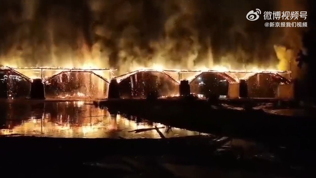 Se incendia y colapsa un puente de madera de unos 900 años en China (FOTOS, VIDEOS)