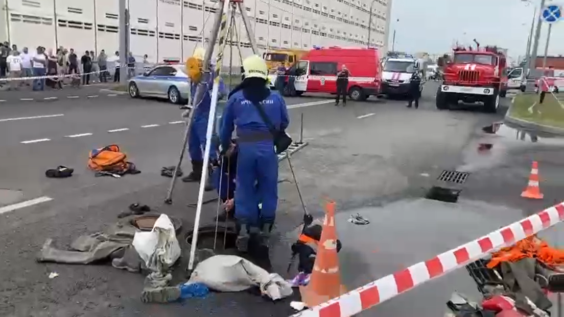 Varios obreros caen en un alcantarillado arrastrados por una tromba de agua durante una tormenta en Moscú (VIDEOS)
