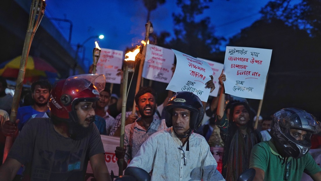 Estallan protestas en Bangladés tras un aumento de más del 50 % en los precios de los combustibles