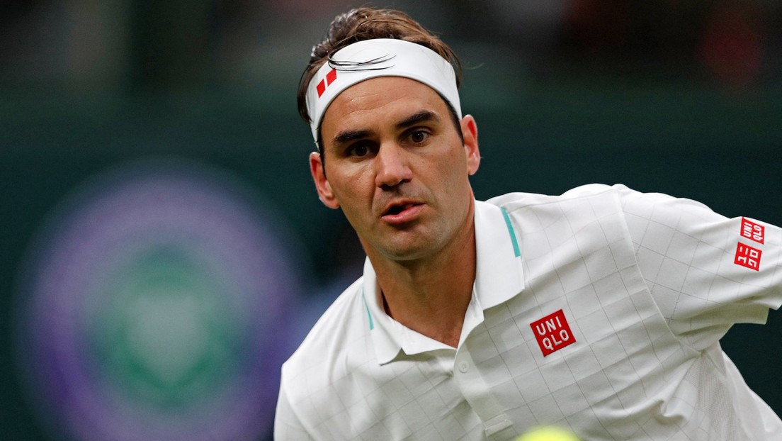 Roger Federer sorprende a un joven al enfrentarse con él en un partido de tenis, cumpliendo la promesa que le hizo hace 5 años